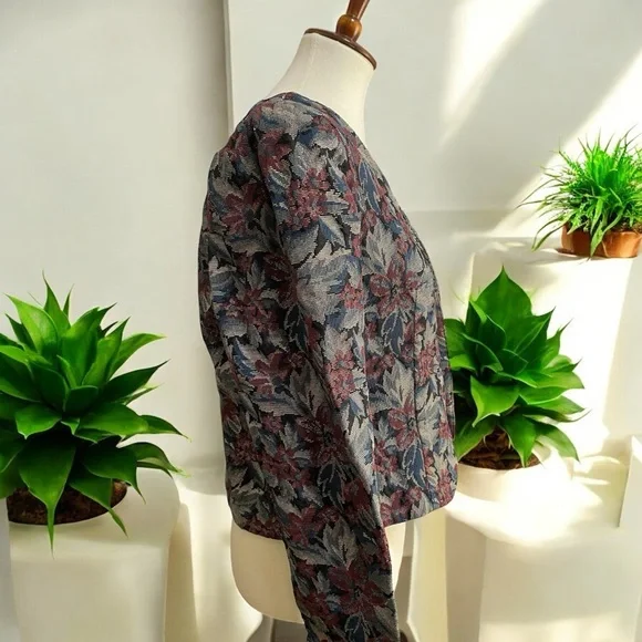 Red and Green Cropped Blazer with‎ Notched Lapels - Picture 12 of 12